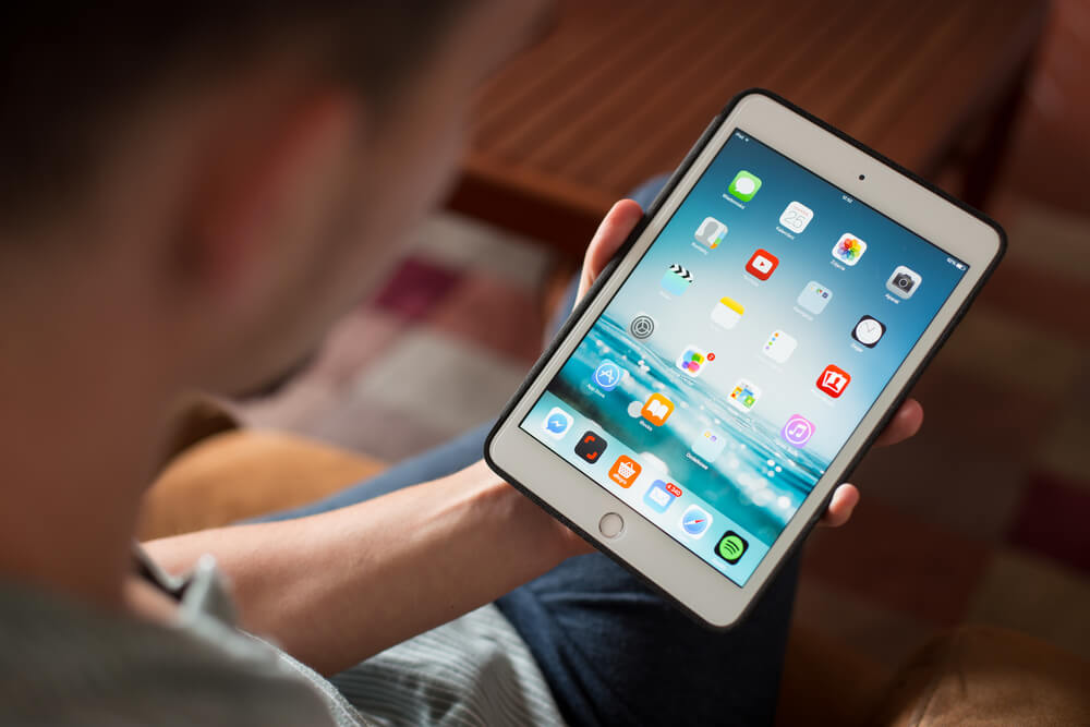 Apple iPad Mini w dłoni użytkownika